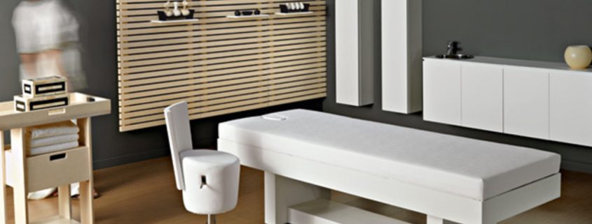 Salón de belleza equipado con mobiliario profesional