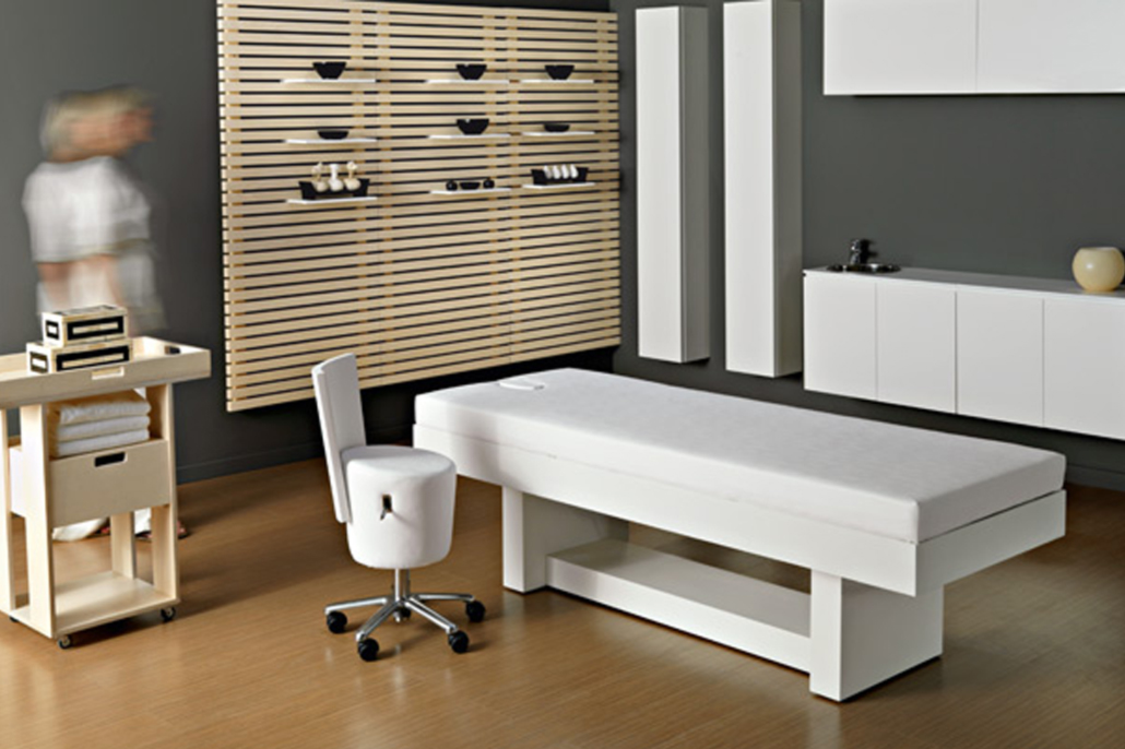Salón de belleza equipado con mobiliario profesional