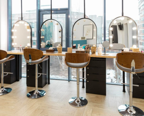 Taburetes funcionales y de diseño realzando la estética de un salón de belleza.