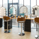 Taburetes funcionales y de diseño realzando la estética de un salón de belleza.