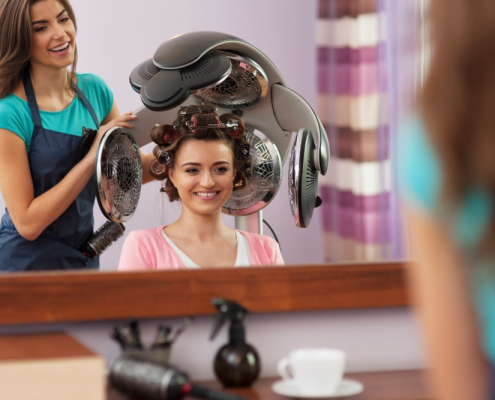 Secador de pelo de casco profesional en peluquería