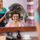 Secador de pelo de casco profesional en peluquería