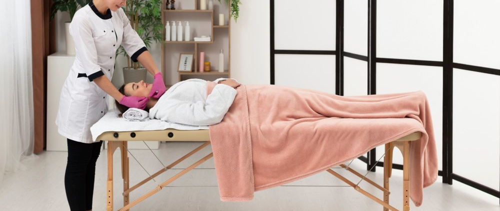 Camilla profesional eléctrica, hidráulica y plegable para masajes y tratamientos de fisioterapia con máxima comodidad