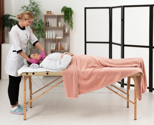 Camilla profesional eléctrica, hidráulica y plegable para masajes y tratamientos de fisioterapia con máxima comodidad