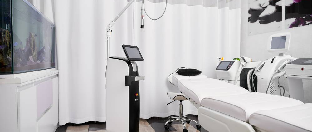 cómo elegir carros y soportes para aparatología estética