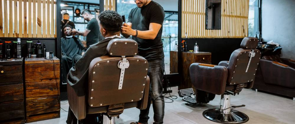 diferencias entre un sillón de barbería profesional y uno low-cost