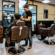 sillon-tradicional-vs-lowcost diferencias entre un sillón de barbería profesional y uno low-cost