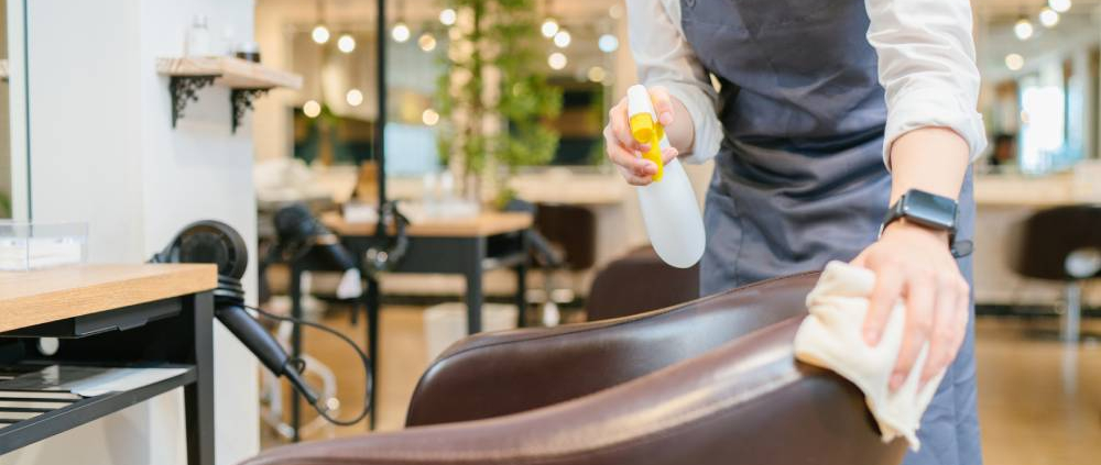 checklist para limpiar y mantener muebles de estética